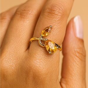 Elegant Gold and Orange Gemstone Ring